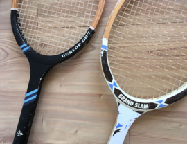 Set houten retro tennisrackets in hoes. Vintage Dunlop rackets