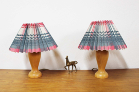 Set houten vintage lampjes met plissé kap. Wabi Sabi retro lampen