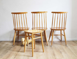 Set van 3 vintage spijlenstoelen. Houten retro stoelen.