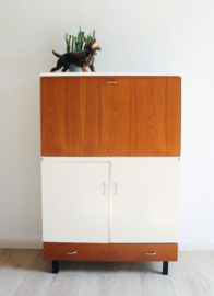 Vintage commode met opklapbaar blad. Houten retro kast, jaren 60.