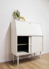 Witte vintage kast met opklapbaar blad. Houten retro secretaire/dressoir