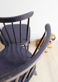 2 paarse vintage spijlenstoelen. Houten retro stoelen.