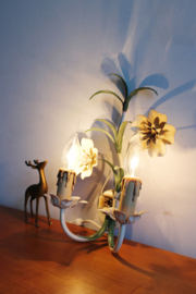 Romantische vintage wandlamp met bloemen. Hollywood regency stijl lamp.