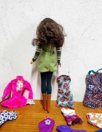 Vintage Barbiepop met extra kleertjes. Retro speelgoed pop met kleding