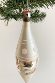 Glazen vintage kerstbal - pegel met deuk. Antiek zilveren kerstornament