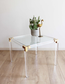 Plexiglazen tafel met gouden details. Vintage bijzettafel - Hollywood Regency stijl.