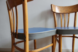 Set vintage keukenstoelen met blauwe zitting. Retro stoelen