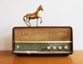 Vintage Philips radio met houten ombouw. Retro design radiootje