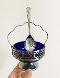 Blauw glazen vintage suikerpot in zilverkleurige houder met lepel.