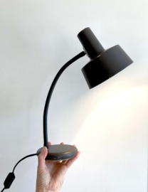 Bruine retro bureaulamp. Vintage lampje met buigbare poot