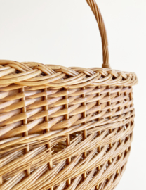 Rieten vintage mand met hengsel. Bohemien rotan mandje / picknickmand