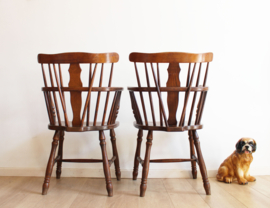 Set antieke houten Windsor stoelen. 2 vintage spijlenstoelen met armleuning