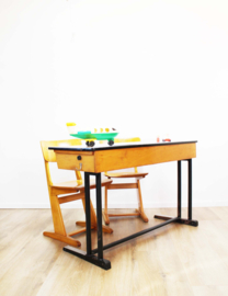 Vintage schoolbureau met 2 houten Casala stoelen. Retro duo lessenaar