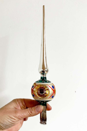 Gekleurde glazen vintage piek met reflecor deuken.  Retro kerstversiering