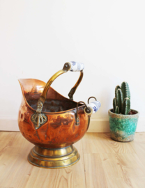 Antieke koperen kolenkit. Vintage bloempot / ketel met aardewerk handvat