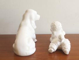 2 vintage honden beeldjes van wit aardewerk. Retro teckel en poedel beeldje
