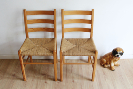 Set houten vintage stoelen met zitting van touw. Retro stoeltjes