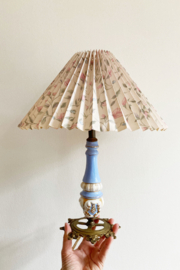 Vintage lampje op blauwe aardewerk voet. Kitsch tafellamp met plissé kap