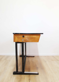 Vintage schoolbureau met 2 houten Casala stoelen. Retro duo lessenaar