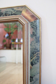 Vintage spiegel in gebloemde lijst. Boho Hollywood regency wandspiegel