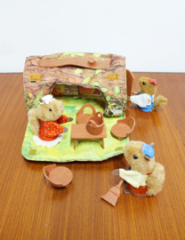 Vintage Fisher Price speelset - The Woodsey's.  Eekhoorntjes in boomstam poppenhuis