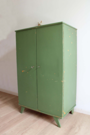 Groene vintage kledingkast. Houten retro kast / linnenkast