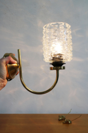 Goudkleurig vintage wandlampje met glazen kap. Hollywood Regency stijl  lamp
