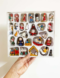 Set houten vintage kerstornamenten in originele doos. Retro kerstversiering