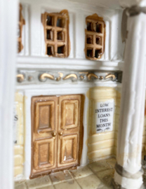 Lemax First National Bank. Keramieken huisje /  ornament / kerstdorp