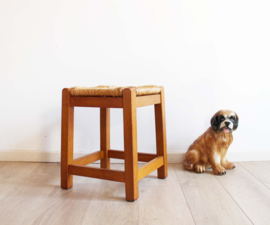 Houten vintage kruk met gevlochten zitting. Bohemien bankje / krukje