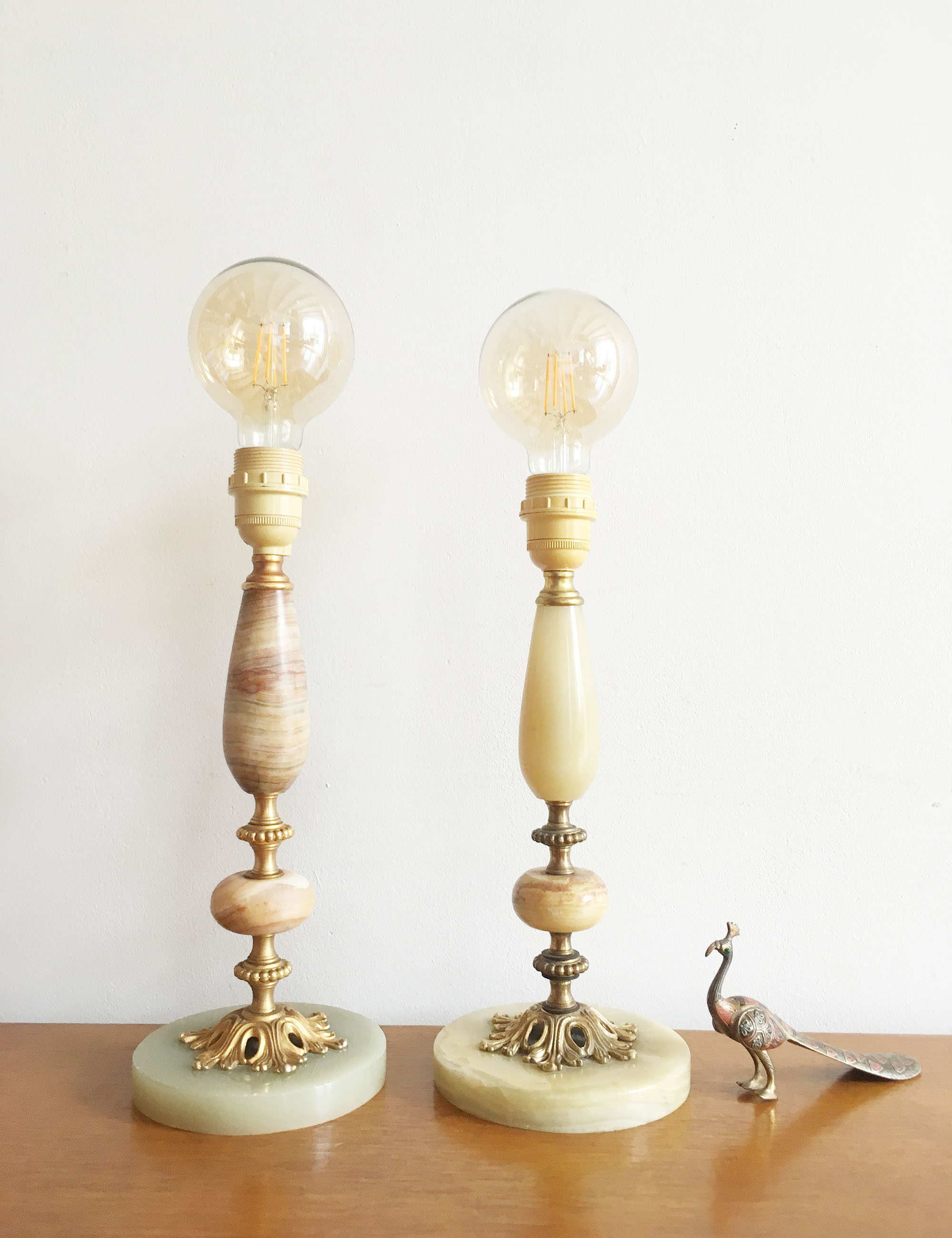 Set tafellampen in marmer look. Twee vintage lampjes van albast