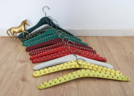 11 vintage kledinghangers, skai leer. Retro kleerhangers/kapstok met studs