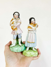 Set van 2 beeldjes van kinderen met hondjes.  Keramieken vintage ornamenten