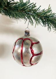 Glazen vintage kerstbal - basketbal? Antieke zilveren kerstversiering