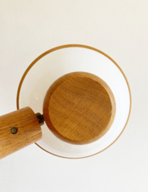 Houten vintage wandlamp met witte kap. Retro design lamp - Steinhauer