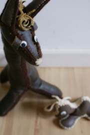 Twee retro knuffels van bruin skai leer. Vintage  giraffe en hondje