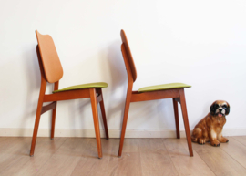 Set houten vintage stoelen. Twee Mid Century design eetkamerstoelen