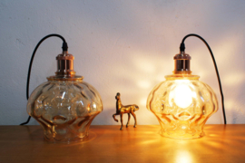 Set van 2 vintage hanglampjes van gebobbeld glas. Retro lampen met nieuw snoer
