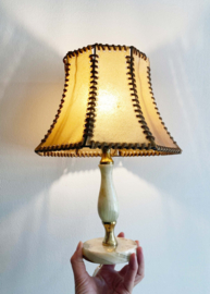 Vintage lampje op albasten marmerlook voet. Authentiek lamp met originele kap.