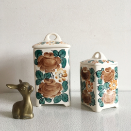 Set vintage aardewerk potten met deksel. Retro voorraad pot met bloemen