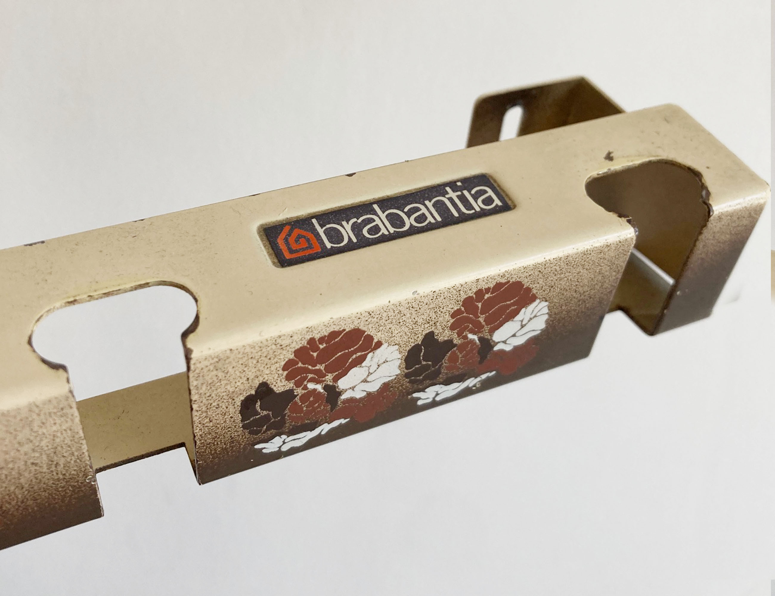 Vintage theedoekenrek van Brabantia. Retro kapstok voor in de keuken.