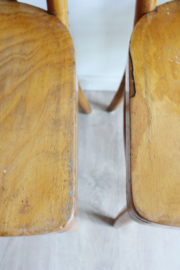 Set houten vintage cafe stoelen. Twee retro stoeltjes