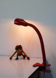 Rode vintage klemlamp. Retro design lamp in Hebi stijl.
