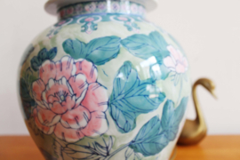 Vintage vaaslamp met roze bloemen. Keramieken lamp met kap