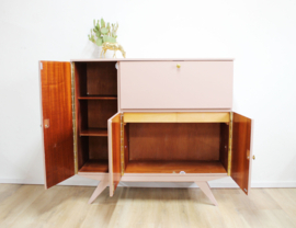 Houten vintage kast met barretje. Roze retro dressoir / secretaire