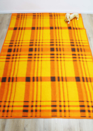 Grote geblokte vintage deken van dralon. Oranje/ gele retro vegan sprei
