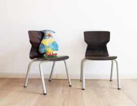 Set vintage schoolstoeltjes. 2 industriële retro stoeltjes, zithoogte 33 cm.