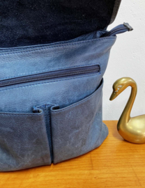 Blauwe leren schoudertas met een omslagflap. Italiaanse lederen crossbody tas