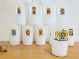 Set van 13 vintage glazen met Nederlandse provincies. Retro bekers van melkglas.