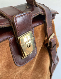 Bruine vintage schooltas. Retro weekend tas, suede